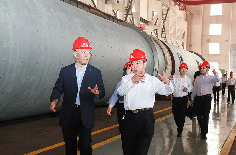 中國建筑材料聯(lián)合會黨委書記、會長閻曉峰一行親臨鵬飛集團(tuán)調(diào)研